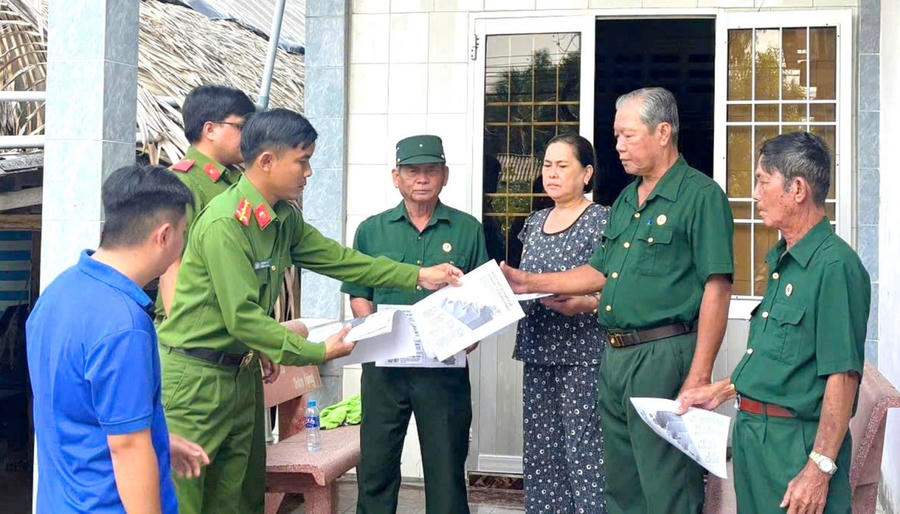 Công an phường Giá Rai tích cực tuyên truyền về quyền, nghĩa vụ công dân trong ngày hội bầu cử.