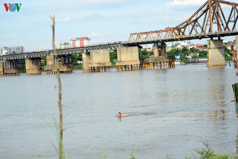 Các cơ quan chức năng đã có những khuyến cáo, cảnh báo người dân phải đảm bảo các điều kiện an toàn khi ra những nơi này tắm nhưng dường như người dân Thủ đô vẫn còn xem thường.