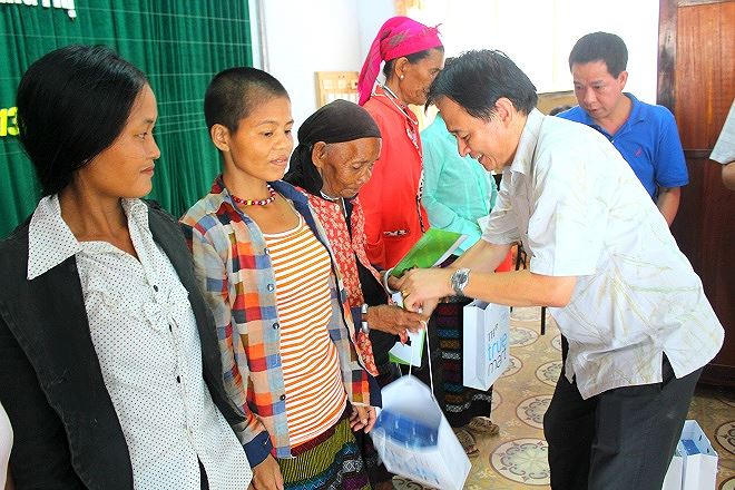Ông Vũ Hoàng Diệp, Phó Tổng Biên tập Báo PLVN trao quà tại Lâm Đồng.