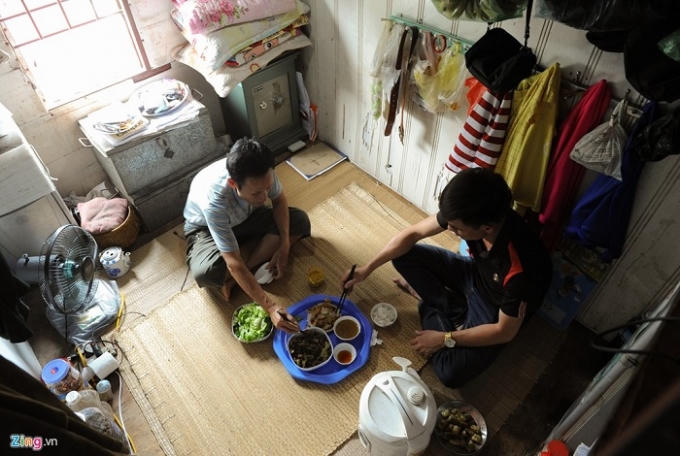 Tuy là ông chủ của dãy nhà trọ 40 phòng nhưng phòng của ông Hiệp lại rất nhỏ, lại ở trên tầng cao nhất. Khi được hỏi lý do, ông cười xoà: "Ở bé thôi còn dành chỗ cho người khác thuê. Người ta đi thuê chỗ khác lại tốn thêm bao nhiêu là tiền".