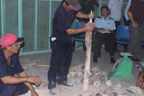 Phải cạo mạnh mới ra được.