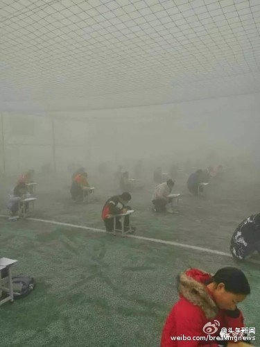 Trung Quốc từ nhiều năm nay đã phải đối mặt với vấn đề ô nhiễm trầm trọng. Trong ảnh là hơn 400 sinh viên tại Hà Nam, An Dương, làm bài thi ngoài trời trong khói ô nhiễm nặng. (Ảnh: Weibo)