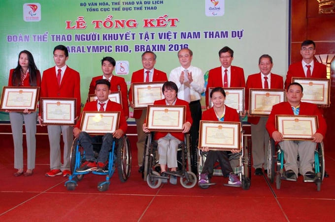 Ông Vương Bích Thắng, Tổng cục trưởng Tổng cục TDTT trao Bằng khen cho các VĐV, cán bộ của đoàn.