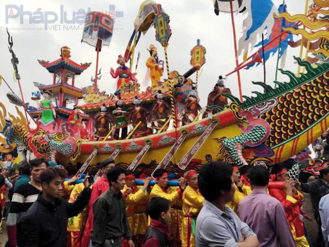 Rước thuyền Long Châu là nghi thức quan trọng nhất trong lễ hội cầu Ngư