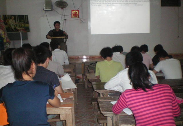 Lớp học của thầy giáo trên xe lăn Lê Hữu Tuấn được rất đông học sinh từ nhiều vùng miền về theo học.