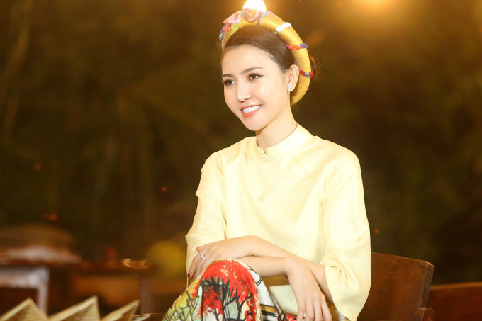 Hoa hậu Ngọc Duyên mặc áo dài rực rỡ tất bật chạy show cuối năm