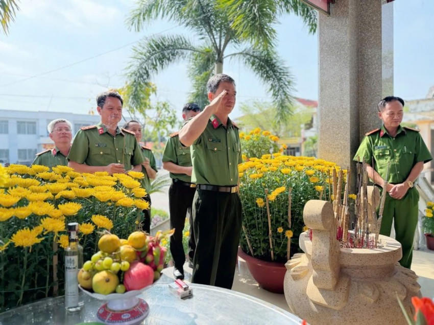Đoàn công tác đã tổ chức dâng hương tại Bia tưởng niệm Liệt sĩ Công an xã Đại Phước trong khuôn viên đơn vị.