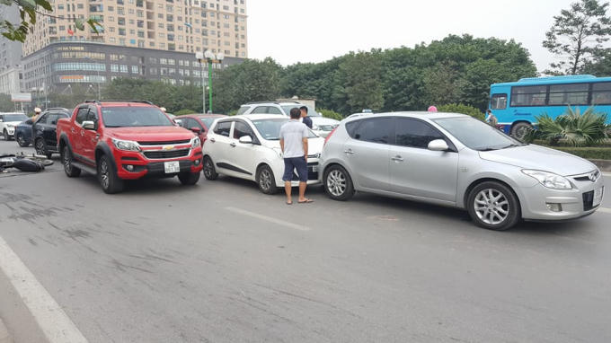 Sau vụ tai nạn, cả 5 chiếc xe ôtô nằm trên đường, giao thông ùn ứ