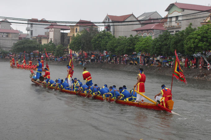 Mỗi thuyền có 25 người, gồm những người con trai khỏe mạnh, vạm vỡ. Ngoài các tay chèo, trên thuyền còn có người gõ mõ, người cầm sào, người múc nước té ra ngoài giúp thuyền không bị chìm. Mỗi người một nhiệm vụ nhưng phải đoàn kết và hiểu ý nhau thì thuyền mới có thể lướt nhanh.