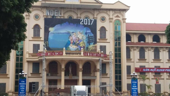 Đang ho&agrave;n tất s&acirc;n khấu lớn, chuẩn bị cho lễ đớn Gi&aacute;ng sinh.