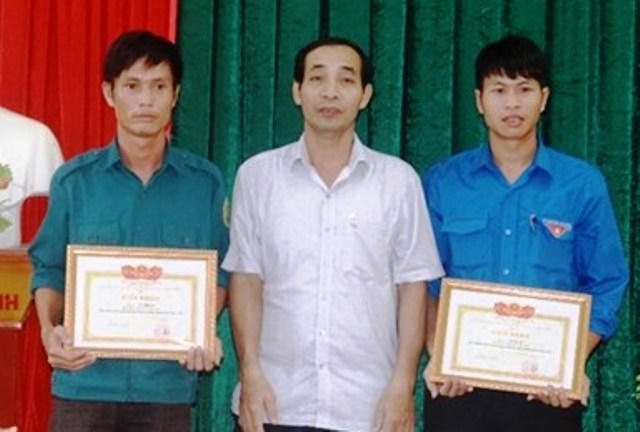 Đại diện UBND huyện Can Lộc biểu dương hành động đẹp cứu người trong lũ của hai anh Phong và Huân.