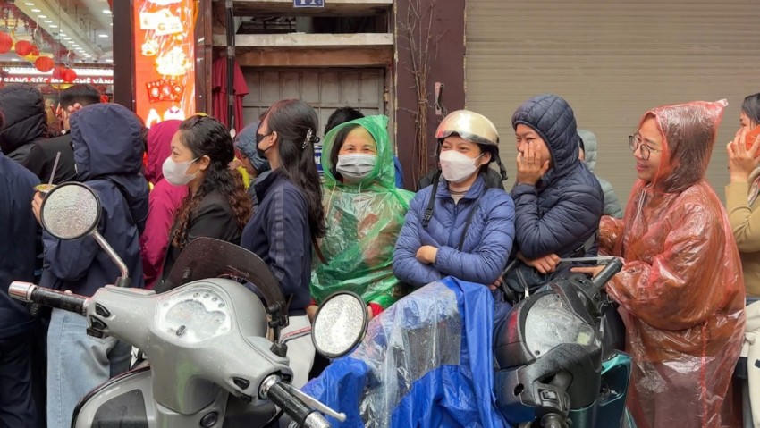 Mặc dù trời mưa từ sáng nhưng vẫn không thể ngăn cản người dân xếp hàng mua vàng ngày vía thần tài.