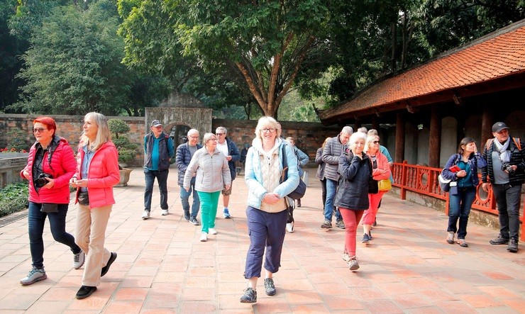 Du khách nước ngoài tới tận hưởng không khí đầu xuân tại Văn Miếu - Quốc Tử Giám.