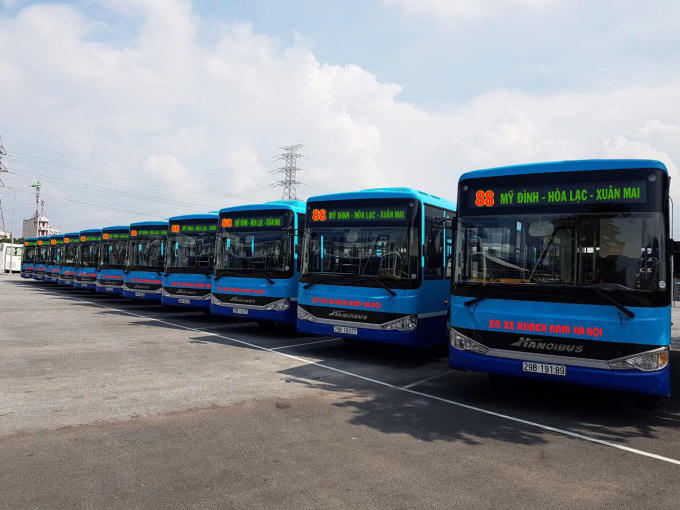 11 xe buýt có sức chứa 60 chỗ với logo, màu sơn, nhận diện thương hiệu màu sơn xanh nước biển với nhiều tiện ích tăng thêm cho khách.