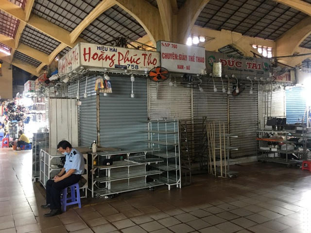 Nhiều quầy sạp kinh doanh giày dép, quần áo vẫn tạm ngừng kinh doanh. Ảnh: Đại Việt