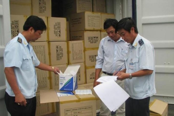 l Lực lượng hải quan kiểm tra hàng hóa xuất nhập khẩu. (Ảnh minh họa)