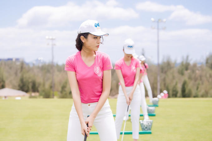 Sau các môn thể thao dưới nước, sân golf FLC Quy nhon Golf Llinks – một trong ba sân golf đẹp nhất Châu Á là điểm đến không thể bỏ qua trong hành trình khám phá của các thí sinh HHVN 2018. Những thảm cỏ xanh tĩnh lặng bỗng trở nên nhộn nhịp và rực rỡ hơn khi những bóng hồng xinh đẹp đến thử sức cùng môn thể thao golf hấp dẫn.