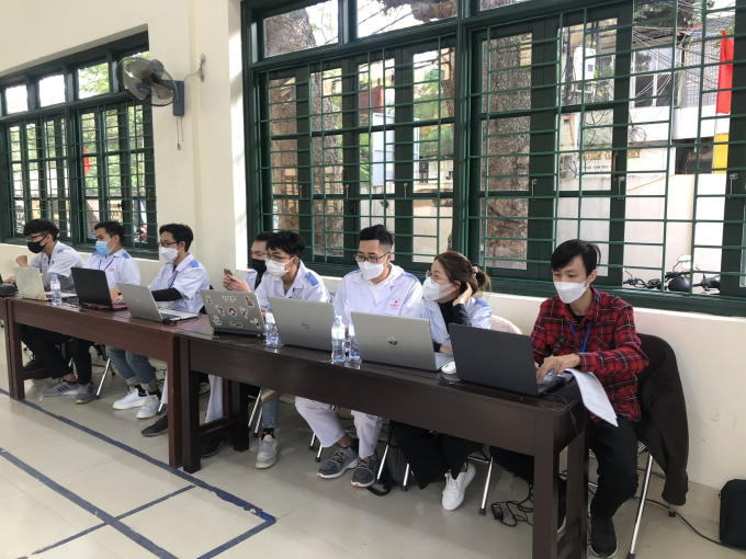 Danh sách học sinh tiêm vaccine phòng chống COVID-19 được rà soát.