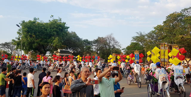 Người dân, du khách đứng kín 2 bên đường xem đoàn rước các nghệ nhân, làng nghề truyền thống tại Việt Nam đi qua các đường phố Huế.