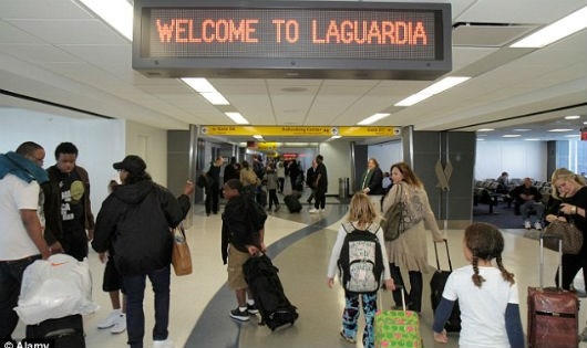 Sân bay LaGuardia (NewYork, Mỹ) hôm qua - 23/9 đã phải sơ tán hành khách do một chiếc ô tô khả nghi.