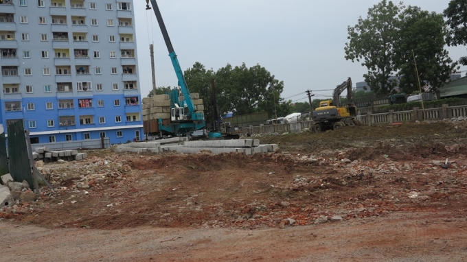 Khu đất liền kề trước đó được dành để xây nhà ở liền kề nhưng nay bỗng dưng chủ đầu tư lại khởi công xây dựng thêm 1 tòa chung cư khác 12 tầng khiến không gian trở nên vô cùng chật hẹp.