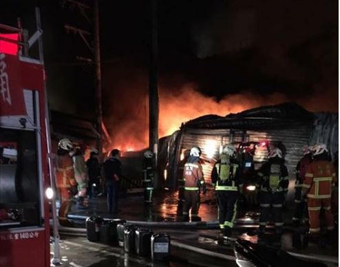 Lực lượng chức năng quyết tâm chữa cháy và tìm kiếm các nạn nhân