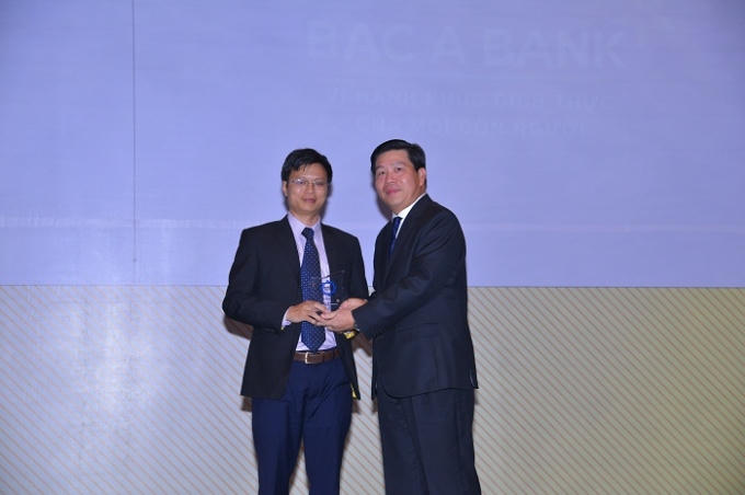 Ông Nguyễn Quốc Đạt - PTGĐ Ngân hàng Thương mại cổ phần Bắc Á nhận giải thưởng Vì Cộng Đồng.