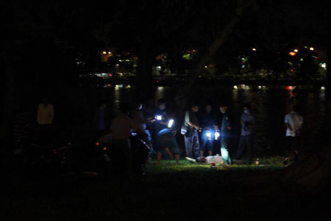 Lực lượng chức năng đang tiến hành khám nghiệm thi thể nạn nhân.