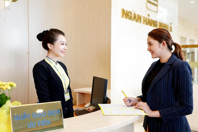 Đối với các chủ thẻ Nam A Bank, nếu nhận được tin nhắn thông báo trừ tiền qua điện thoại di động hoặc Email khi không thực hiện giao dịch hãy liên hệ ngay Hotline 1900 6679 để yêu cầu khóa thẻ và cung cấp các thông tin liên quan đến giao dịch lạ đó.