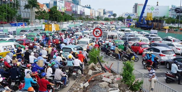 Ùn tắc giao thông trước sân bay Tân Sơn Nhất (ảnh: Quốc Anh)
