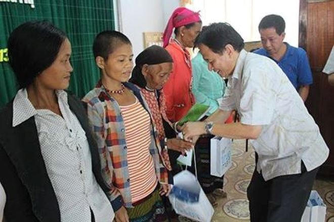 Phó Tổng biên tập thường trực Báo PLVN Đặng Ngọc Luyến trao quà cho người dân trong một chuyến thiện nguyện.