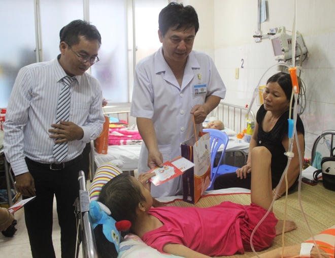 Những em b&eacute; ung thư mang chai dịch truyền đ&oacute;n Tết thiếu nhi