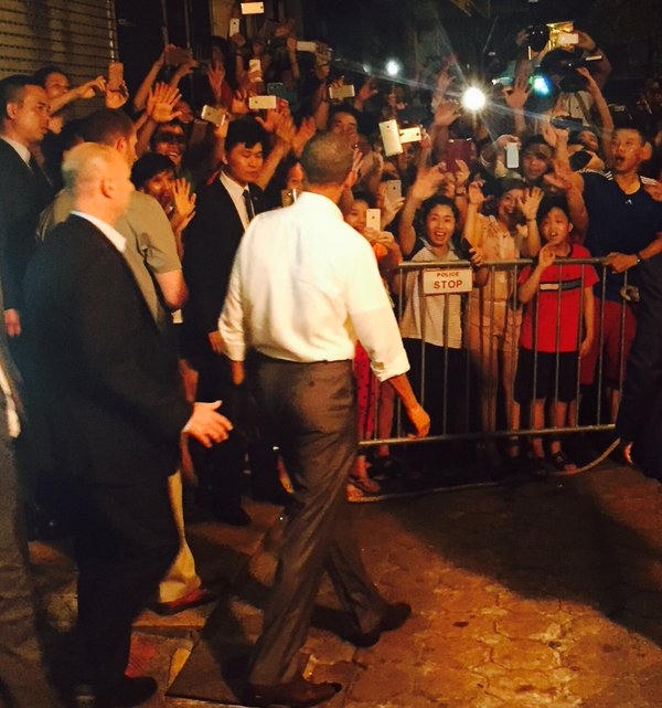Rất đông người dân chờ đón Tổng thống Obama khi ông có mặt tại quán bún chả Hương Liên. (Ảnh: Washington Post)
