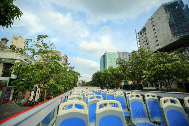 Mới đây, xe buýt 2 tầng của Hà Nội đi vào hoạt động phục vụ du khách có nhu cầu tham quan thành phố. Đây là một trải nghiệm ngắm nhìn cảnh quan khá mới mẻ ở Thủ đô.