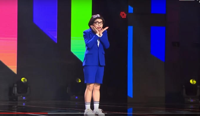 Đức Ph&uacute;c b&ugrave;ng nổ sự dễ thương khi thể hiện h&igrave;nh tượng nghệ sĩ Th&agrave;nh Lộc trong tiết mục