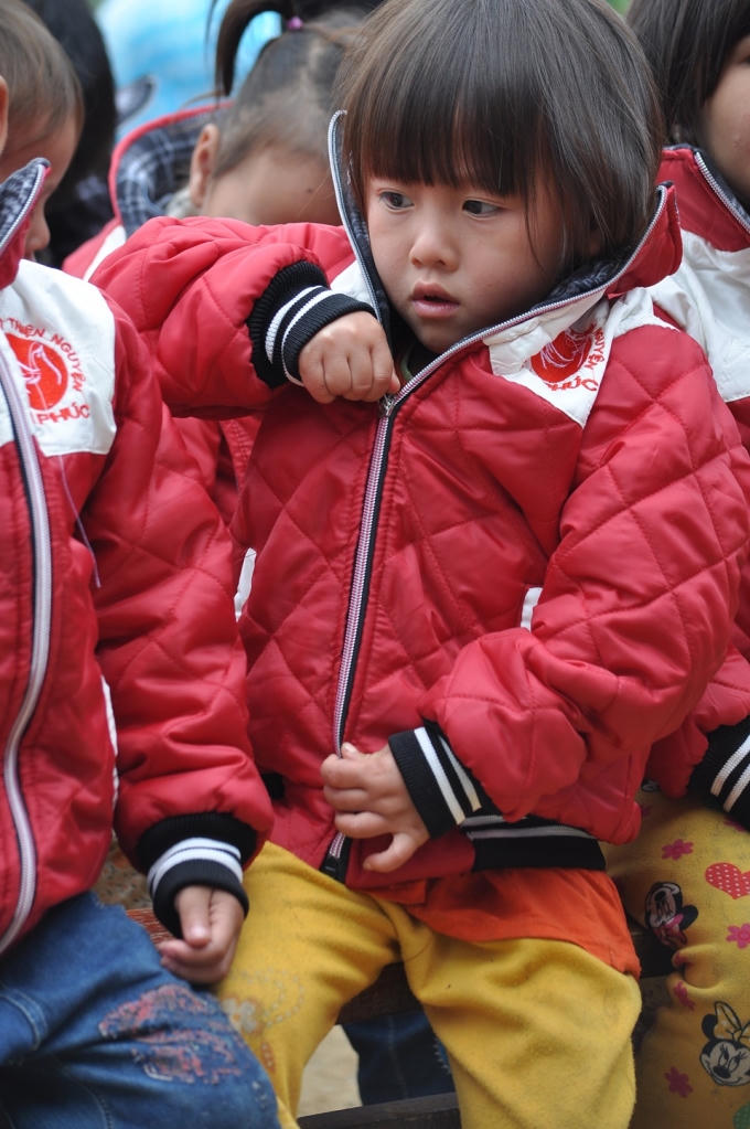 Niềm vui khi được khoác trên mình chiếc áo ấm.