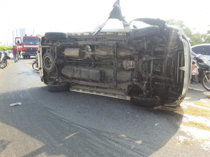 Chiếc ô tô nằm phơi bụng trên cầu.