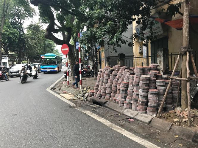 Gạch block mới được tập kết trên phố Hồ Xuân Hương