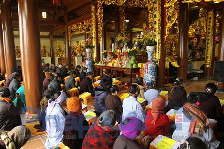 Sau phần tảo mộ, các gia đình thường sẽ cúng tế, tụng kinh tại chùa, đền cầu cho gia đình phần âm dương được hòa hợp, yên bình, an lạc.