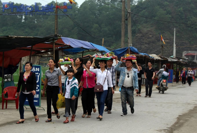 Và tranh thủ lễ khi còn chưa quá đông người. (Ảnh: Đức Biên)