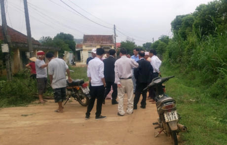 Theo bà Thu tại hiện trường vụ việc có Trưởng thôn và Bí thư thôn Sơn Tây (ảnh do gia đình cung cấp)
