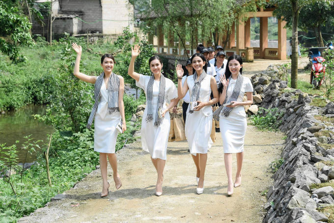 Các người đẹp hoa hậu vượt núi tặng sách cho thanh niên vùng cao