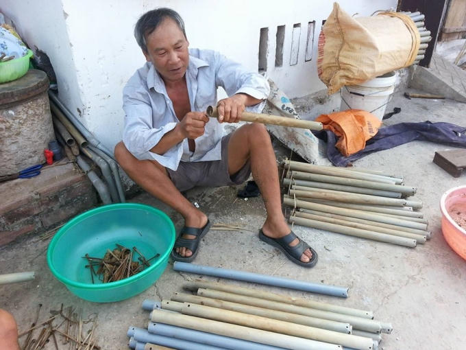 Ống lươn thường làm bằng ống nhựa, dài khoảng gần 1 m. Một đầu có hom đan bằng tre rất khéo, đầu còn lại bịt kín. Người bắt sẽ cho mồi vào để dụ lươn.