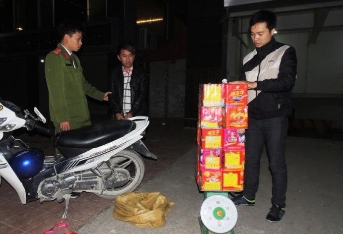 Đối tượng Trần Anh Duy (dấu X) và vật chứng vụ án. Ảnh Công an Hà Nam