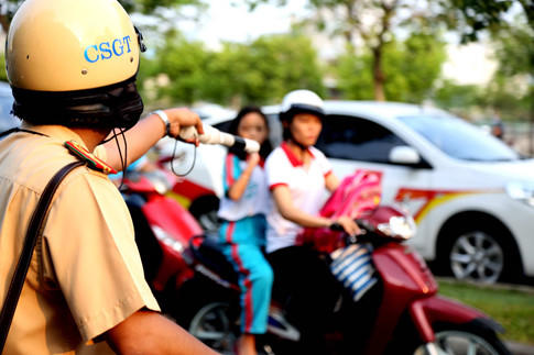 Khi không hài lòng về cách cư xử của CSGT, người Sài Gòn có thể gọi 069.387.521 để phản ánh. (Ảnh: Độc lập)