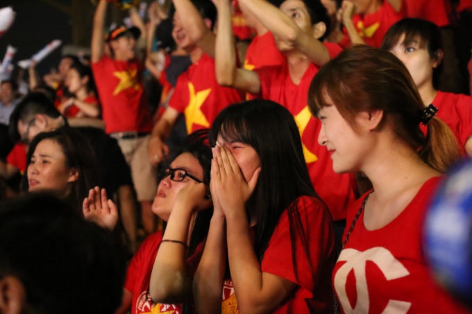 Những giọt nước mắc đầy tiếc nuối cho đội tuyển Việt Nam.