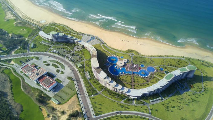 Dự án FLC Quynhon Beach &amp; Golf Resort do FLC làm chủ đầu tư đi vào hoạt động đã góp phần đưa thành phố biển này lọt top 1 trong 9 điểm du lịch mới lạ tại Đông Nam Á.