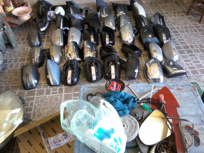 Hàng loạt kính xe ô tô bẻ trộm.