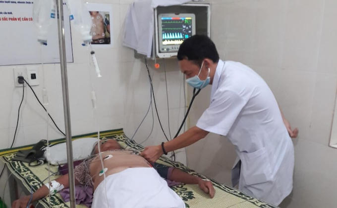 Cụ bà tiếp tục được điều trị tại phòng khám.