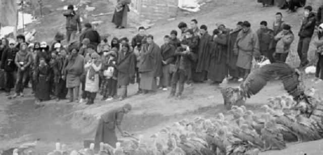 Rùng rợn với nghi lễ an táng người chết ở Tây Tạng